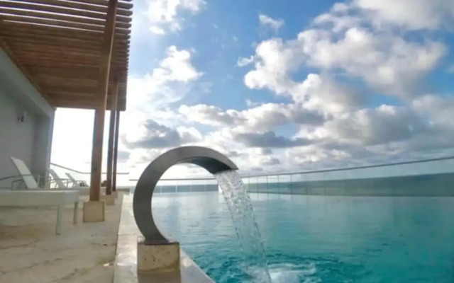 Artsy Oceanview Condo W Incredible Rooftop Pool