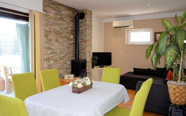 Coastal Apartment - Sleeps 6, Balcony & Parking