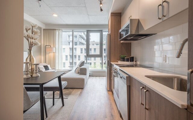 Corporate  Business stays in MTL DT