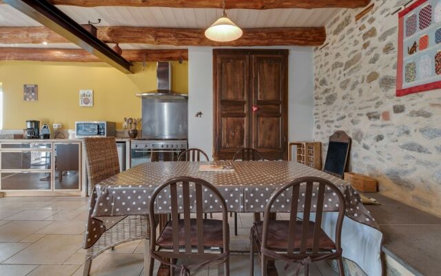Charming Holiday Home in Saint-beauzire Near Forest