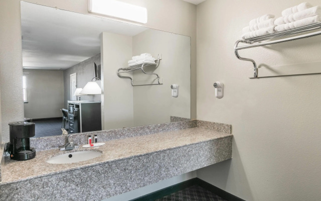 Super 8 by Wyndham Arlington Near AT&T Stadium