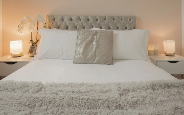 Stunning 2 BD with Patio & Free Parking