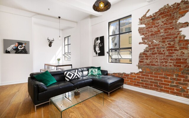 Beautiful Modern Central City Apartment