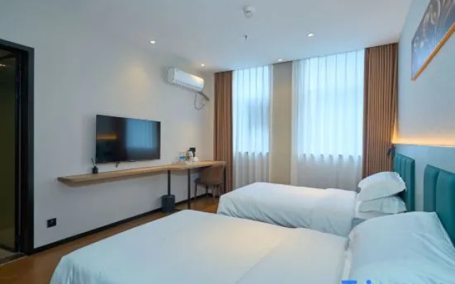 Middle Holiday Hotel