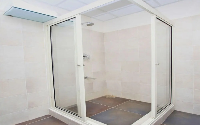 OYO 13090 Astor Hotel