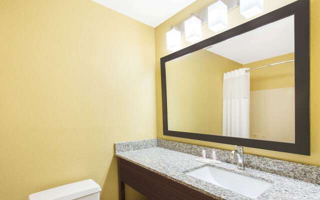 Days Inn & Suites by Wyndham Davenport East