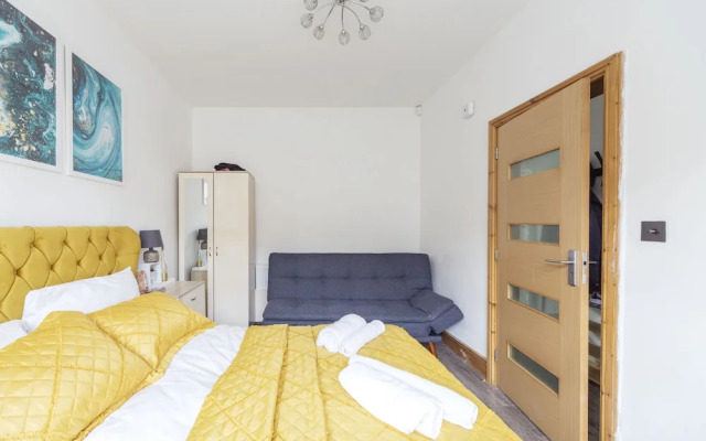 Charming 5-bed House in Birmingham