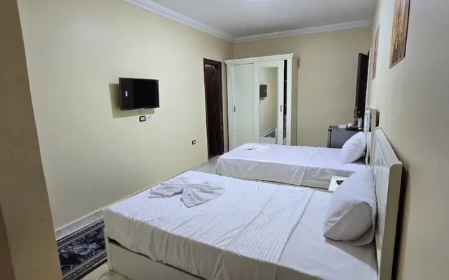 Pyramids Senusret Guest House