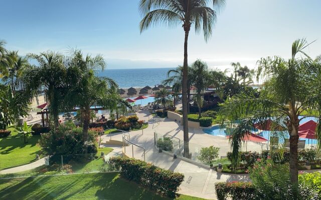 Beachfront Grand Venetian condo