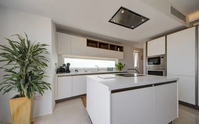 Luxury Penthouse With Private Pool and sea Views, Sleeps 6