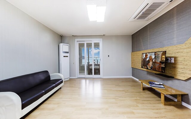 Geoje Beach Mongdol House Pension