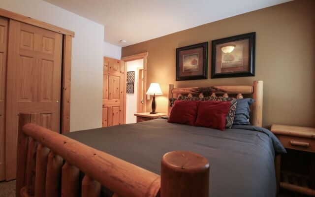 Cascades Adventure Cabin 2 Bedroom Home by NW Comfy Cabins by RedAwning