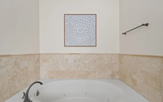 Luxury Home Steps From Beach in Gated Community