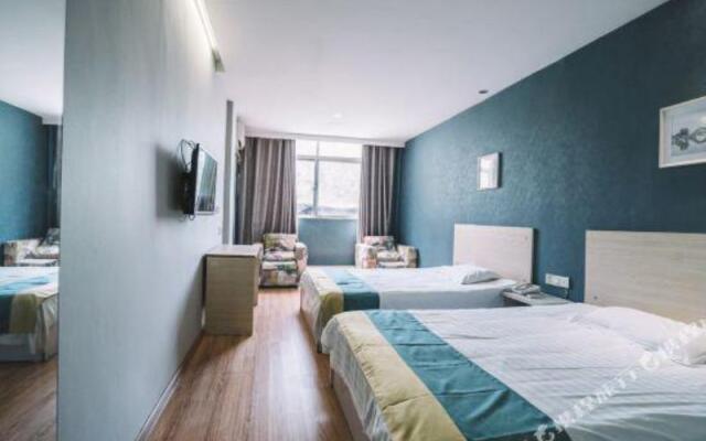 Yibai Hotel (Fengming Jin Street Bus Station)