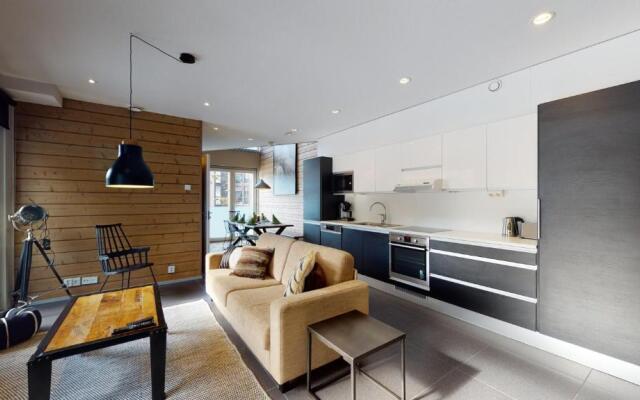 Sandy Kelt, Irish House Apartments