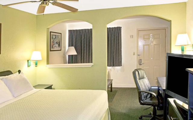Days Inn by Wyndham El Campo TX