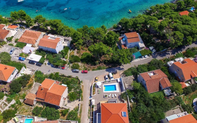 Sandra - With Swimming Pool - H