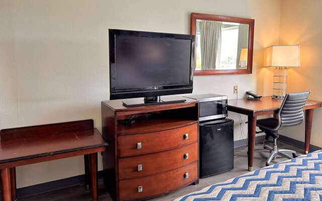 Travelodge by Wyndham Fort Wayne North