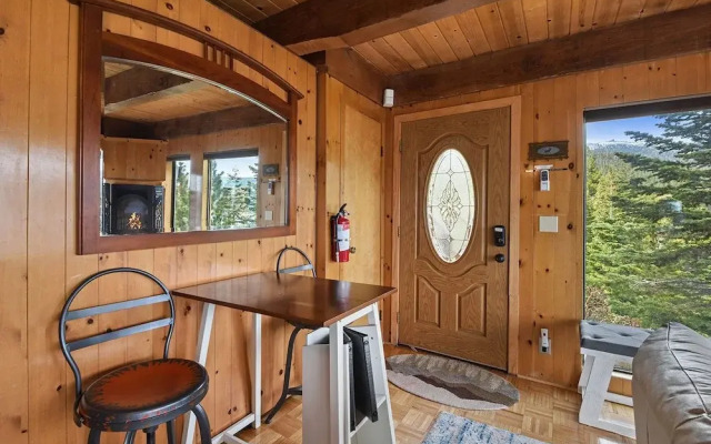 Stunning Views at Stargazer Lakefront Studio!