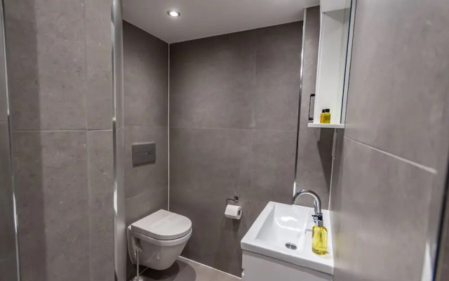 Luxury 2 bed Lower Ground Floor Apartment