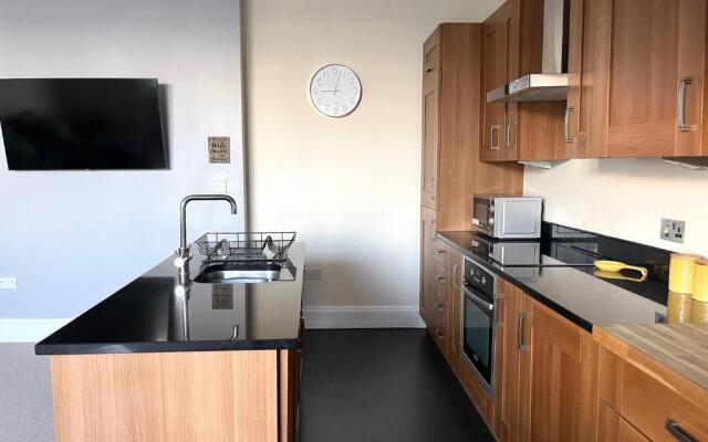 Regal Retreat Modern 2 bed apartment 400m from sea