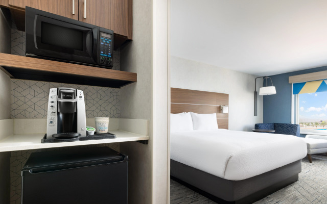Holiday Inn Express Las Vegas - Stadium Area by IHG