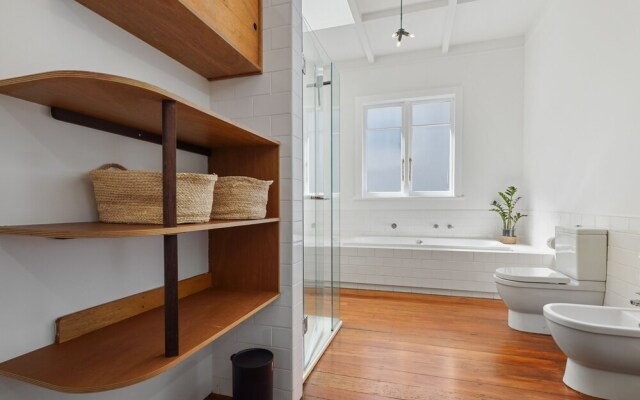 Grey Lynn - Grandeur - Cafe Lifestyle