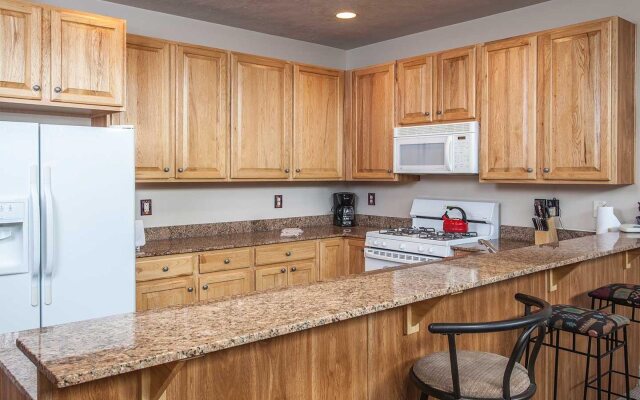 Crestview Condominiums by All Seasons Resort Lodging