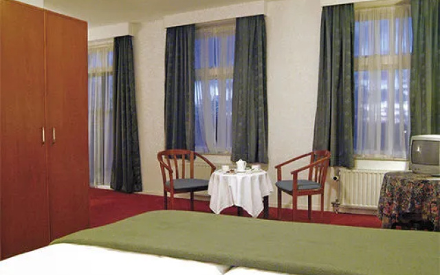 Green White Hotel Restaurant