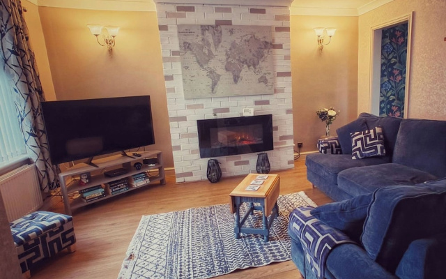 Near Beach - Garden - Pets - Parking - Sleeps 4