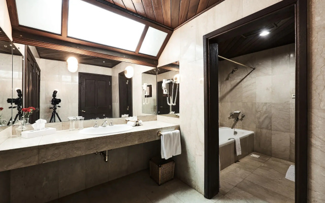 Safari Park Hotel And Casino