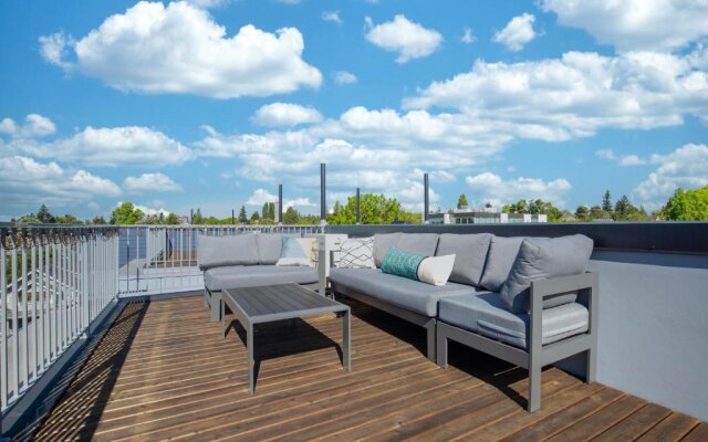 Rooftop Patio with Waterview, Private Garden & Grill 3BR 3BA