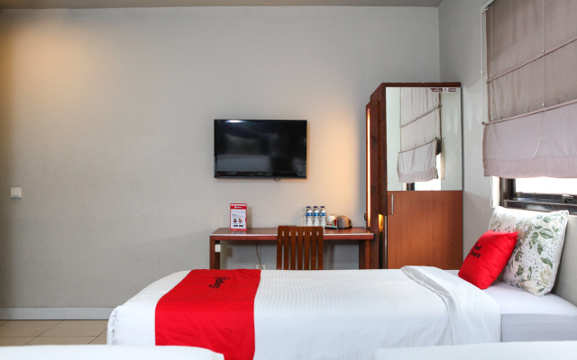 RedDoorz Plus near Asia Afrika 3 – Guest Rooms – Bandung