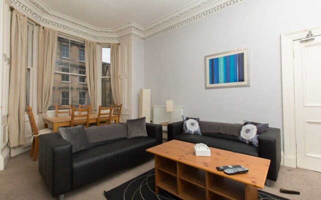 Spacious, Bright 5-br Flat for 10 in Edinburgh