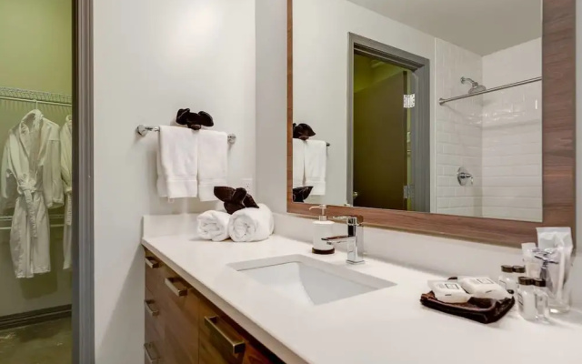 3 Bedroom Unit in Downtown Dallas with Pool & Gym