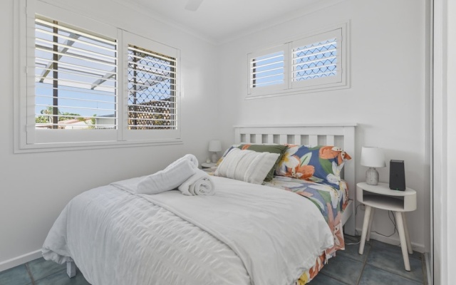 Bright 3-bed Retreat Near Beaches – Guest Rooms – Hervey Bay