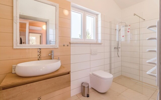Nice Home in Vodnjan with Hot Tub, WiFi & 4 Bedrooms