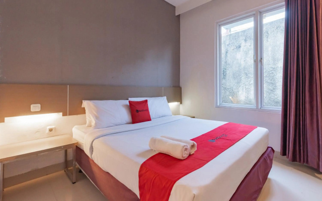 RedDoorz near Goa Sunyaragi – Guest Rooms – Cirebon