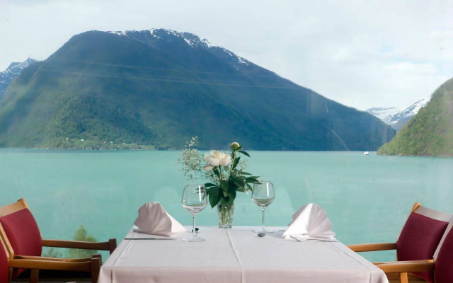 Dragsvik Fjordhotel