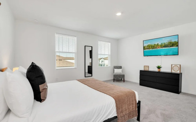 Upstay - Spacious Lakefront Home Near Disney