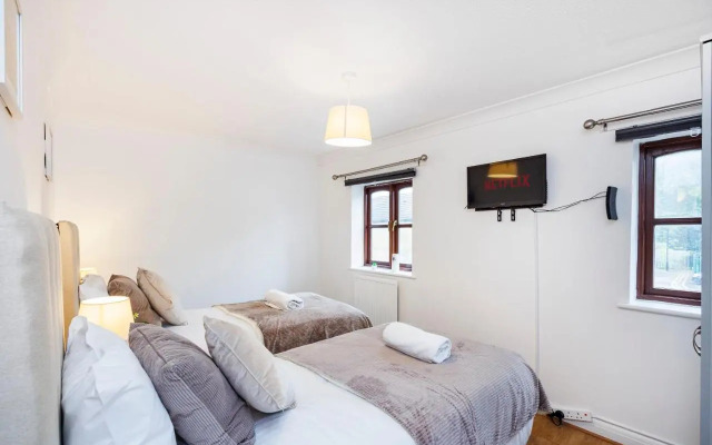 Lovely 2 Bd Hse with Parking near Excel