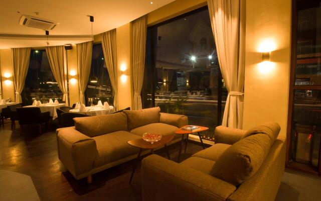 Almond Hotel Bassac River