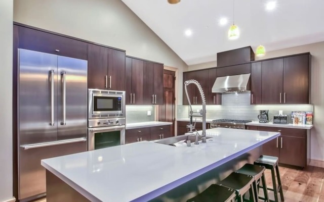 Redwood Lodge 7 Bedrooms 5.5 Bathrooms Home