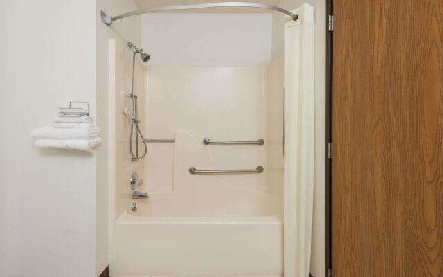 Capital O Amerihost Inn and Suites Kingdom City Hwy 54 MO