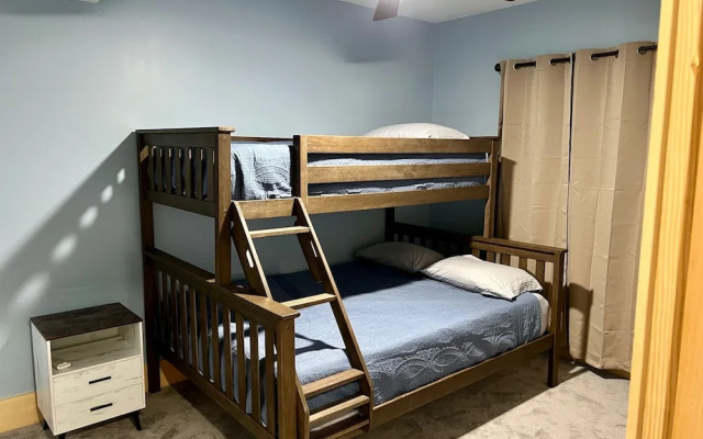 Wintergreen Chesnut Hot-tub Arcade Fireplace