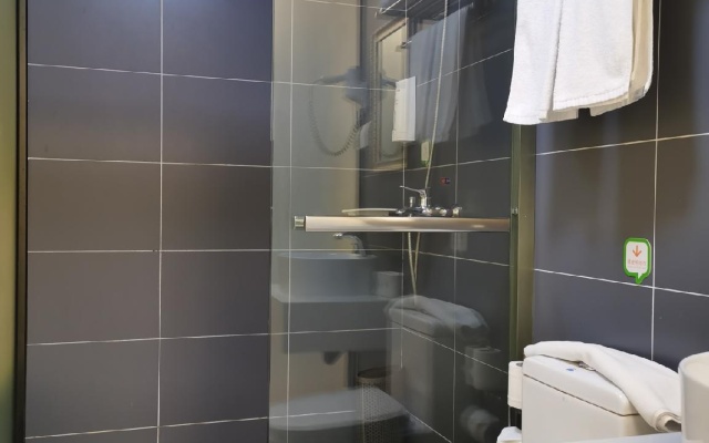 Hi Inn Shanghai Jiading New City Baiyin Road Metro Station Hotel – Bathroom – Shanghai