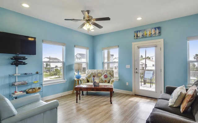 Sunny Beach Sandcastle Cottage by Ryson Vacation Rentals