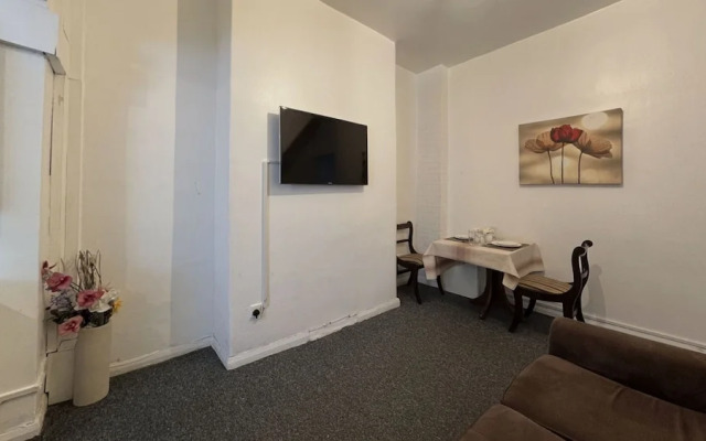 Amazing and Immaculate 2-bed House in Manchester