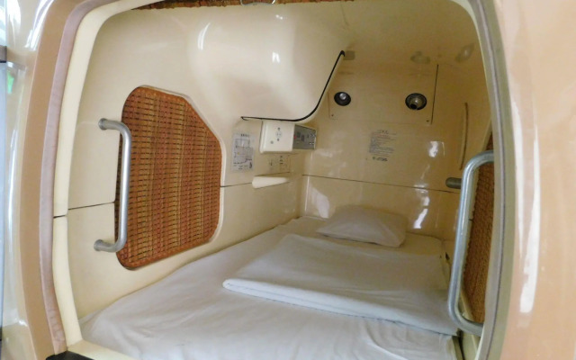 Sauna & Capsule Hotel Greenland Nakasu - Caters to Men