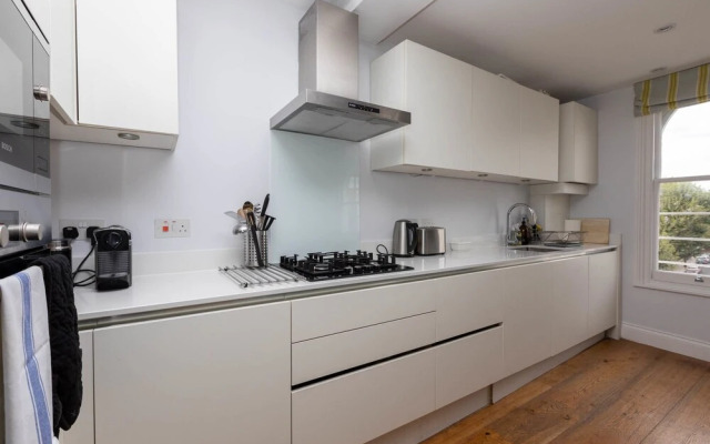 Spacious 3 Bedroom in Notting Hill With Balcony